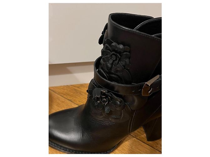 Botas de tornozelo Valentino em couro preto com flores e fivela - vista 5