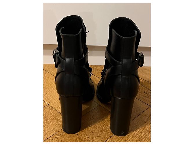 Botas de tornozelo Valentino em couro preto com flores e fivela - vista 6