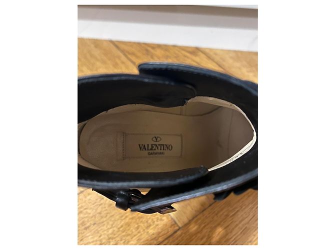 Botas de tornozelo Valentino em couro preto com flores e fivela - vista 9