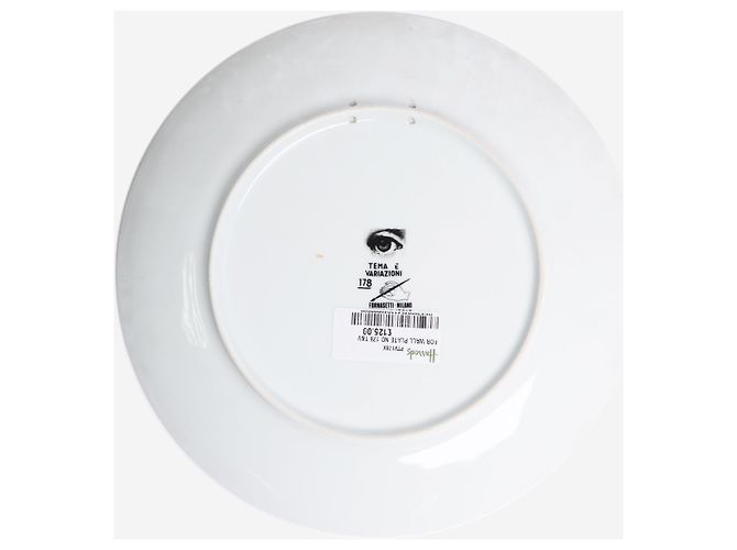 Fornasetti Placa de design com dedo preto e branco na boca - vista 2