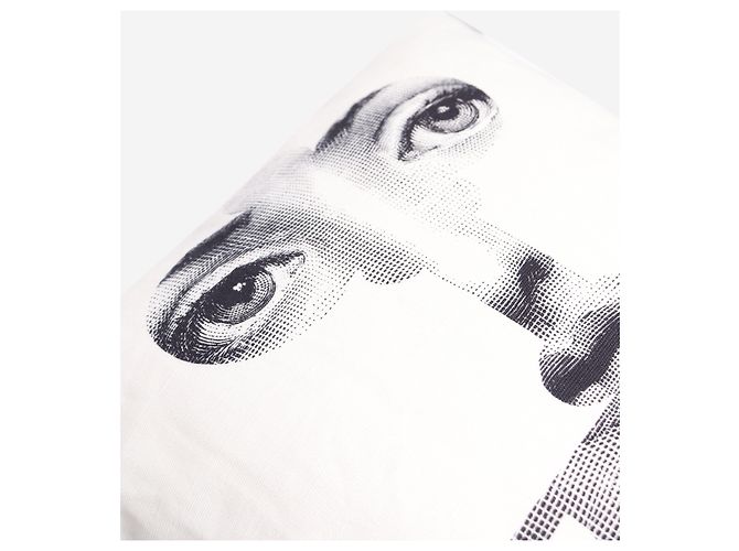 Fornasetti Almofada impressa com chaves e buracos de chave em preto e branco - vista 4