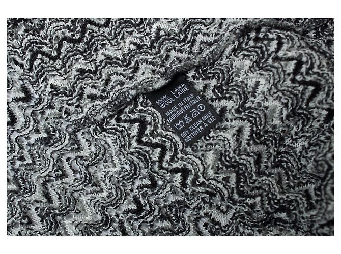 Poncho tessuto a zigzag bianco e nero di Missoni - vista 5