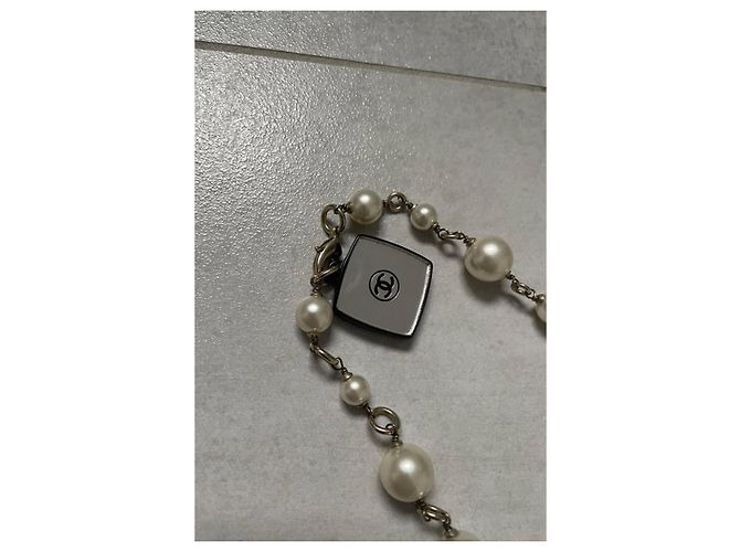 Colar Chanel de Pérolas e Charms Multicor - vista 2