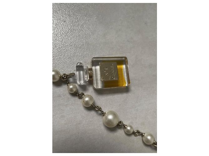 Colar Chanel de Pérolas e Charms Multicor - vista 3