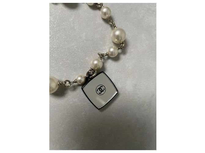 Colar Chanel de Pérolas e Charms Multicor - vista 5