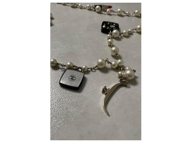 Colar Chanel de Pérolas e Charms Multicor - vista 8