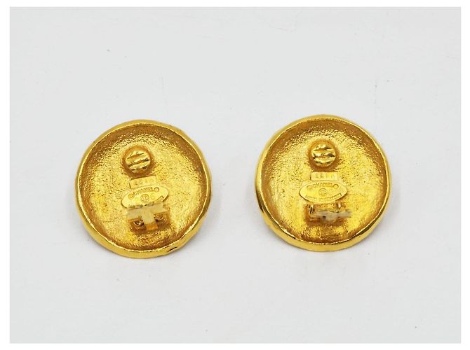 Chanel Vintage gehämmertes Medaillon Ohrringe mit Kunstperlen Gold hardware - Ansicht 2