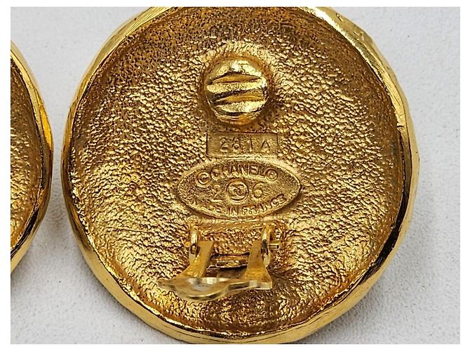Chanel Vintage gehämmertes Medaillon Ohrringe mit Kunstperlen Gold hardware - Ansicht 3
