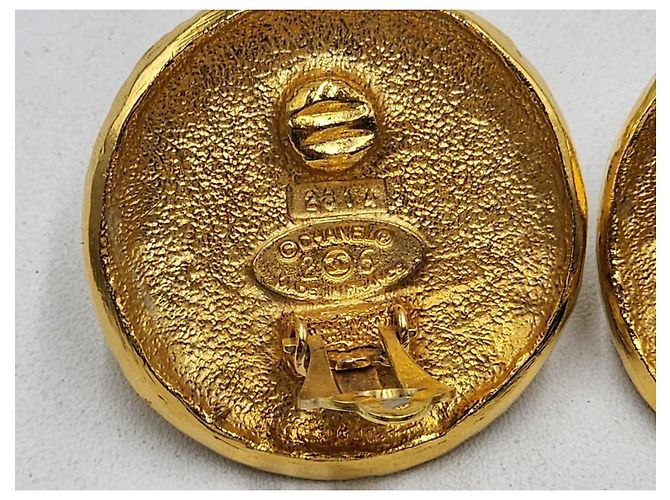 Chanel Vintage gehämmertes Medaillon Ohrringe mit Kunstperlen Gold hardware - Ansicht 4
