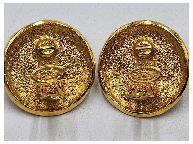 Chanel Vintage gehämmertes Medaillon Ohrringe mit Kunstperlen Gold hardware - Ansicht 5