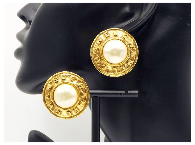 Chanel Vintage gehämmertes Medaillon Ohrringe mit Kunstperlen Gold hardware - Ansicht 6