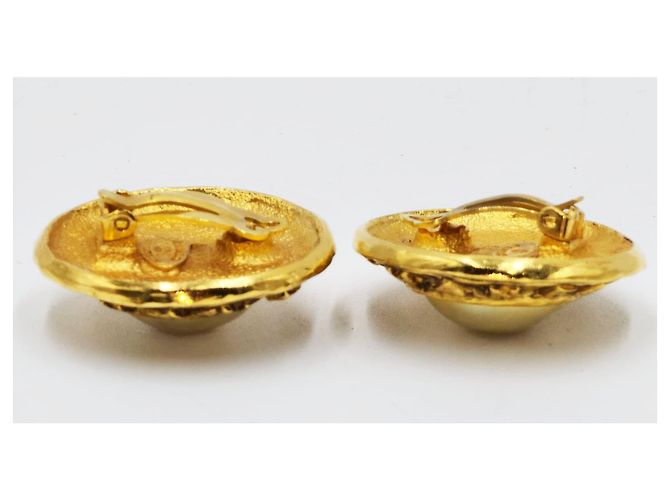 Chanel Vintage gehämmertes Medaillon Ohrringe mit Kunstperlen Gold hardware - Ansicht 7