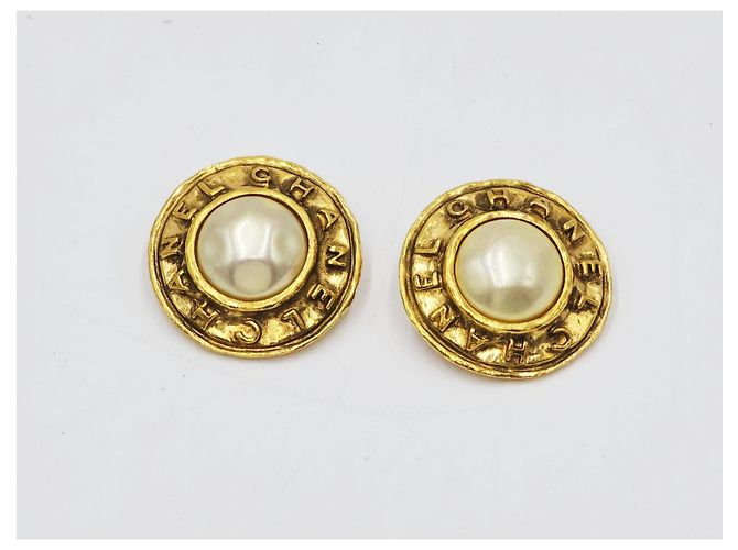 Chanel Vintage gehämmertes Medaillon Ohrringe mit Kunstperlen Gold hardware - Ansicht 8