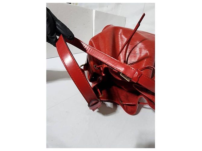 LOUIS VUITTON Epi Petit Noe Castillan Borsa a Spalla Rossa Rosso - vista 6