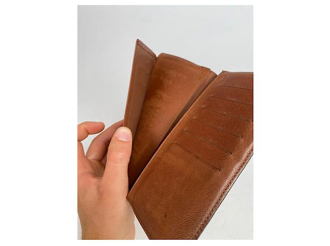 Porte-passeport Louis Vuitton en cuir marron - vue 2