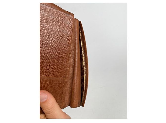 Porte-passeport Louis Vuitton en cuir marron - vue 3