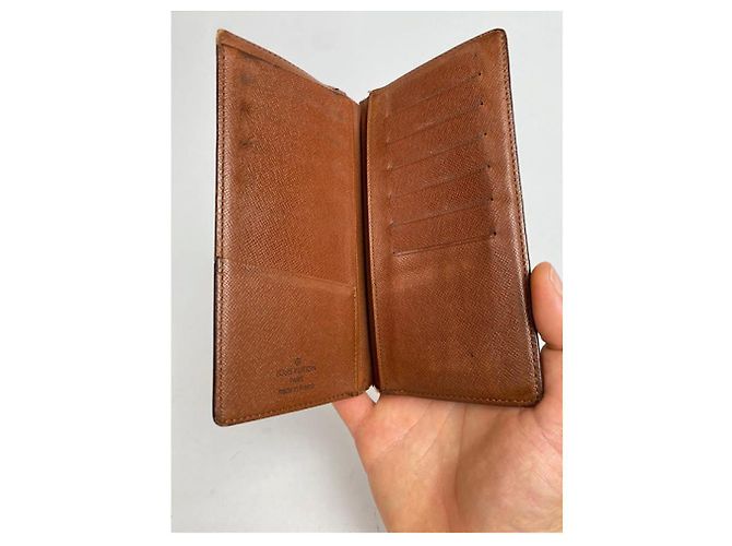 Porte-passeport Louis Vuitton en cuir marron - vue 4