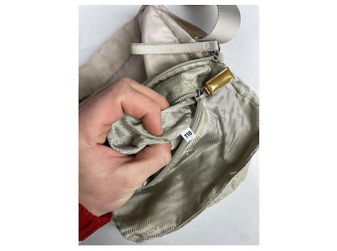 Borsa a mano in poliestere beige Prada Cleo - vista 3