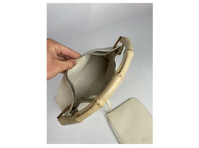 Gucci Bamboo Ring Handtasche aus weißem Lackleder - Ansicht 3