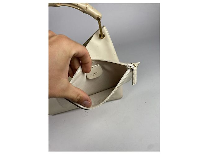 Gucci Bamboo Ring Handtasche aus weißem Lackleder - Ansicht 4
