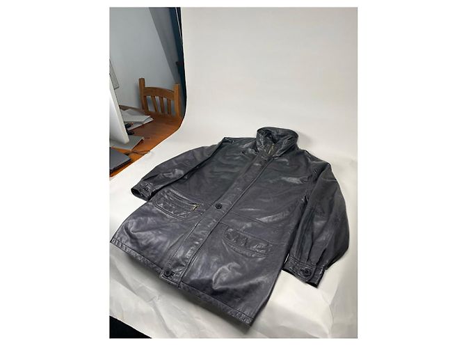 Schwarzer Ledermantel von Saint Laurent - Ansicht 2