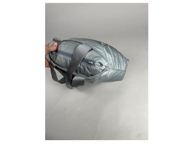 Prada Re-Edition 2005 blaue Polyester-Handtasche mit Reißverschluss - Ansicht 2