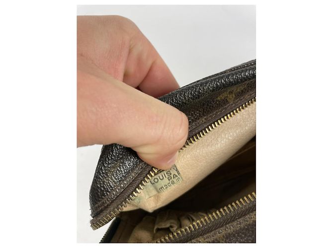 Clutch in pelle marrone Louis Vuitton Marly Dragonne - vista 3