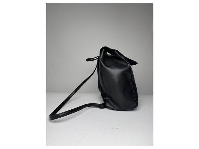 Schwarzer Leder-Rucksack von Issey Miyake - Ansicht 2