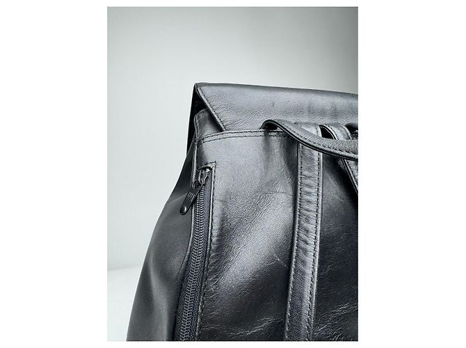 Schwarzer Leder-Rucksack von Issey Miyake - Ansicht 4