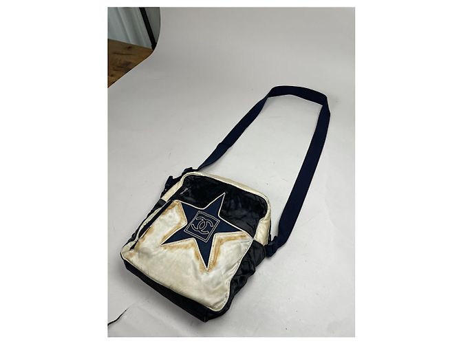 Bolsa de mão Chanel Trendy CC Vanity em poliéster azul marinho - vista 2