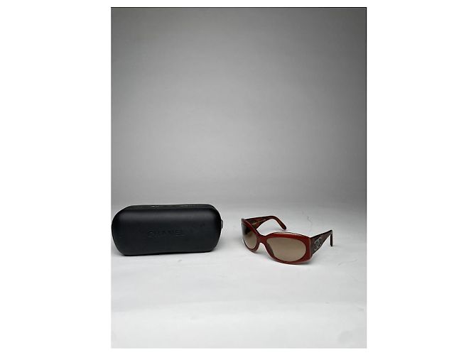 Timeless Gafas de sol de plástico rojo de Chanel Roja - vista 2