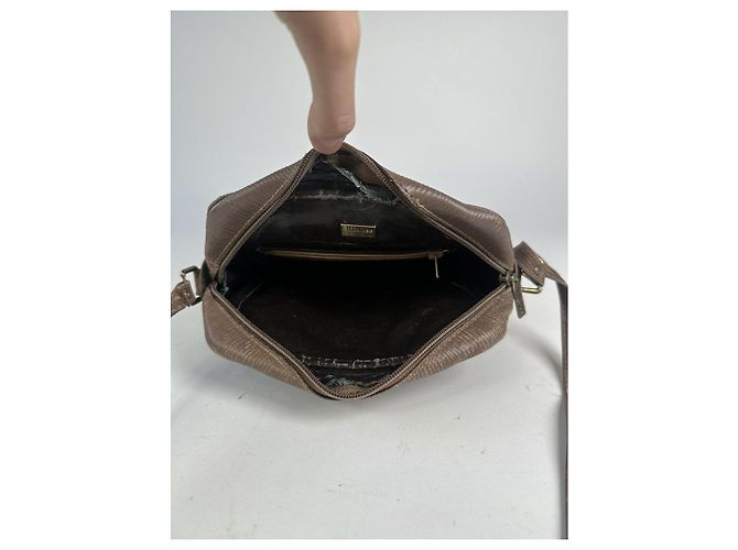 Sac à main Fendi Baguette en cuir verni marron - vue 3