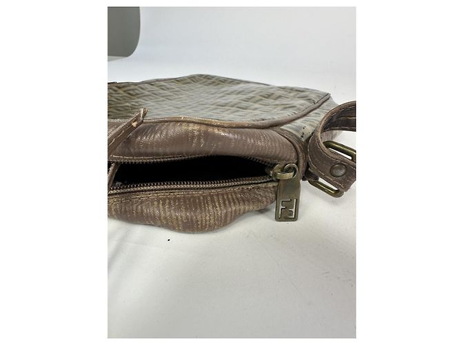 Sac à main Fendi Baguette en cuir verni marron - vue 4