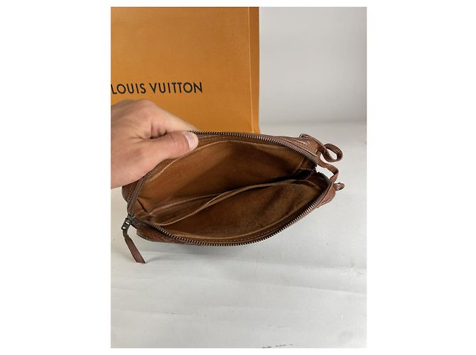 Clutch in pelle marrone Louis Vuitton Metis - vista 2
