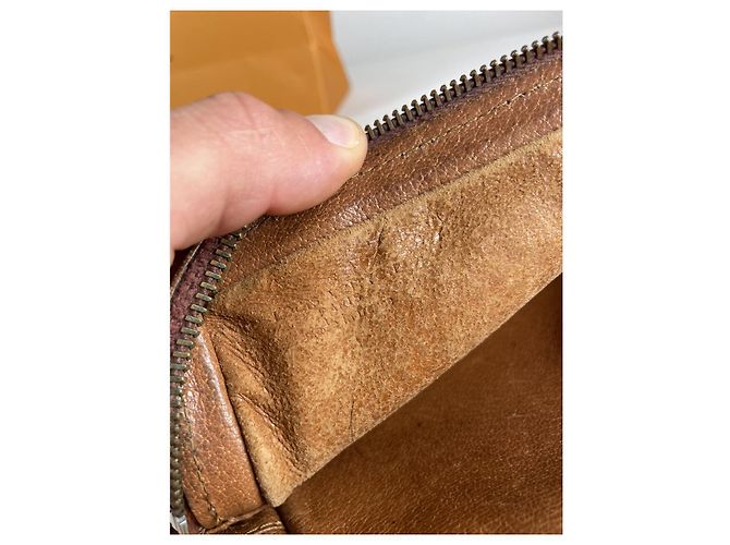 Clutch in pelle marrone Louis Vuitton Metis - vista 3