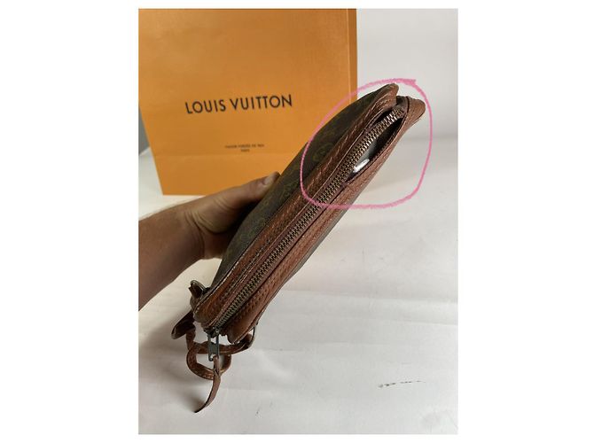 Clutch in pelle marrone Louis Vuitton Metis - vista 4