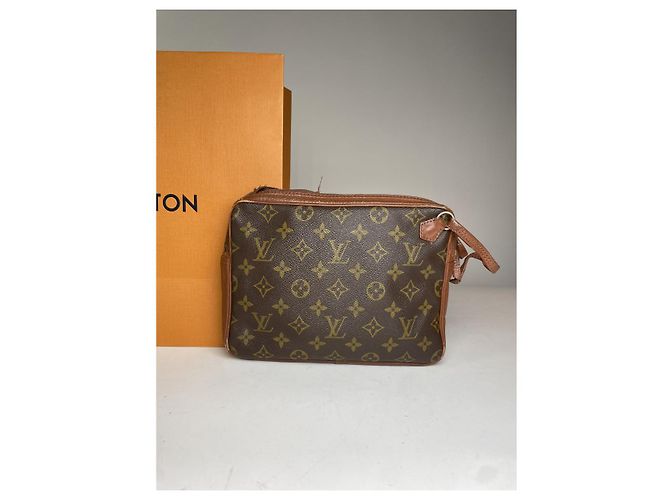 Clutch in pelle marrone Louis Vuitton Metis - vista 5