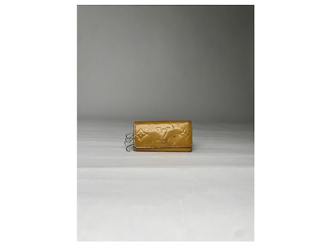Porte-monnaie en cuir jaune Lockme de Louis Vuitton - vue 2