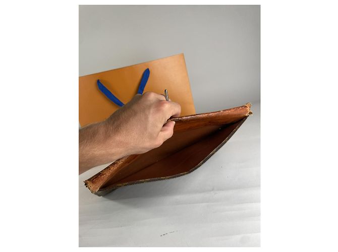 Clutch in pelle marrone Louis Vuitton Serviette Ambassadeur - vista 4