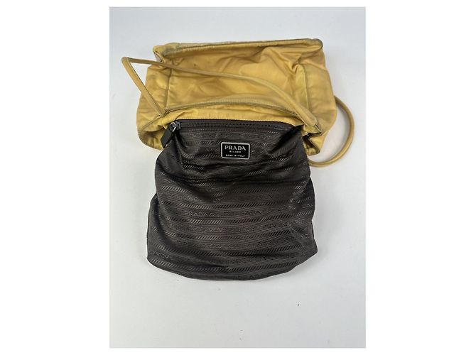 Prada Re-Edition 2000 gelbe Polyester-Handtasche - Ansicht 2