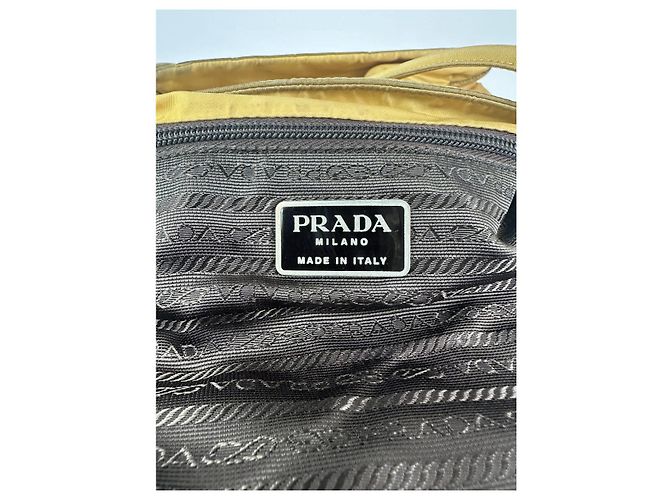 Prada Re-Edition 2000 gelbe Polyester-Handtasche - Ansicht 3