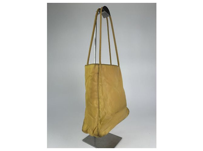 Prada Re-Edition 2000 gelbe Polyester-Handtasche - Ansicht 4