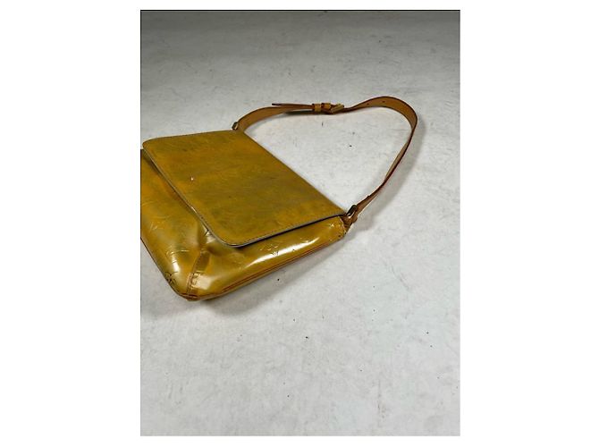 Borsa a mano in pelle verniciata gialla Baggy di Louis Vuitton Giallo - vista 4