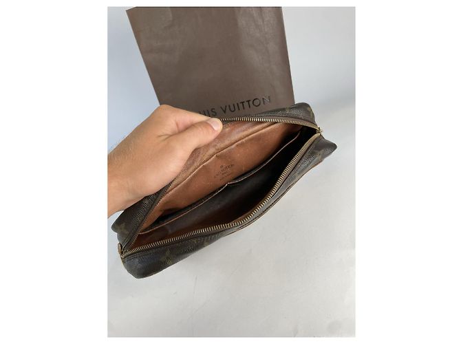 Clutch in pelle marrone Chantilly Louis Vuitton - vista 2