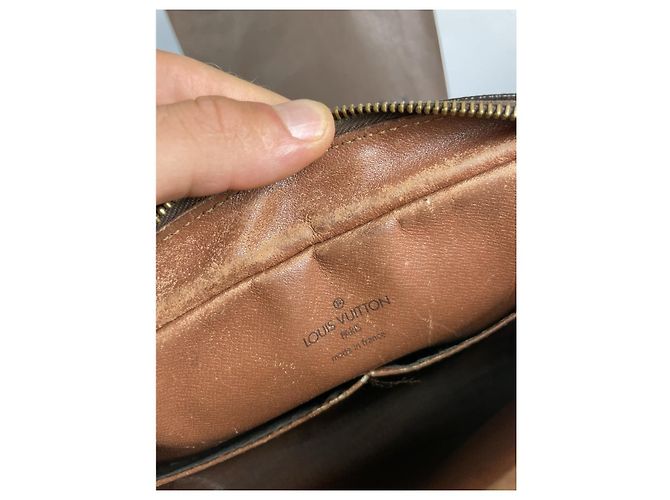 Clutch in pelle marrone Chantilly Louis Vuitton - vista 3