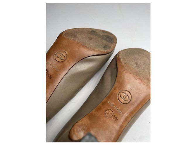 Timeless Beige Lederabsatz von Chanel - Ansicht 3