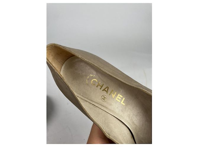 Timeless Beige Lederabsatz von Chanel - Ansicht 4