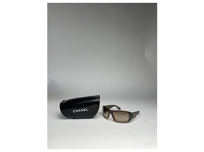 Timeless Gafas de sol de plástico caqui de Chanel - vista 3