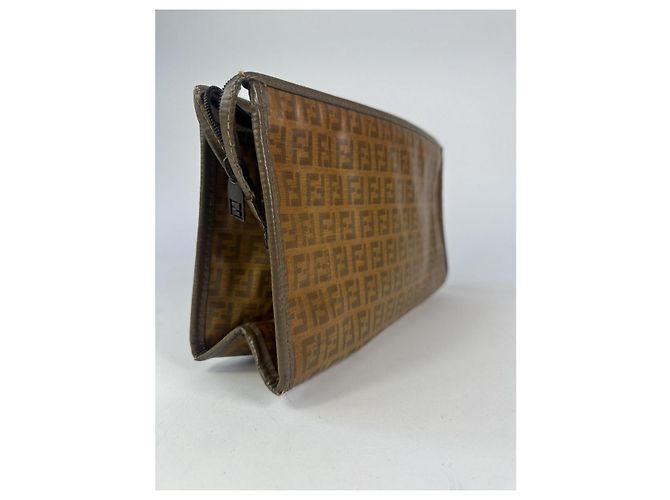 Fendi Baguette Clutch aus braunem Lackleder - Ansicht 2