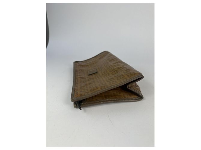 Fendi Baguette Clutch aus braunem Lackleder - Ansicht 5
